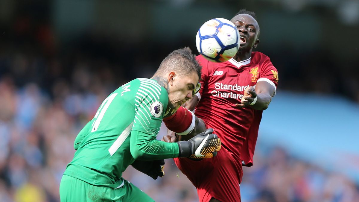 PAP/EPA / Nigel Roddis / Na zdjęciu: Sadio Mane brutalnie fauluje bramkarza Manchesteru City, Edersona