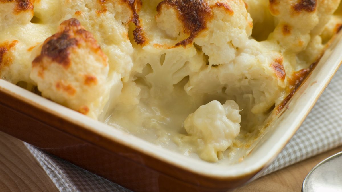 Pieczony kalafior w sosie serowym.