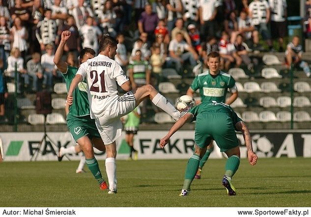 Snajper sądeczan był bliski zdobycia gola, ale trafił w słupek / fot. Mateusz Bobola