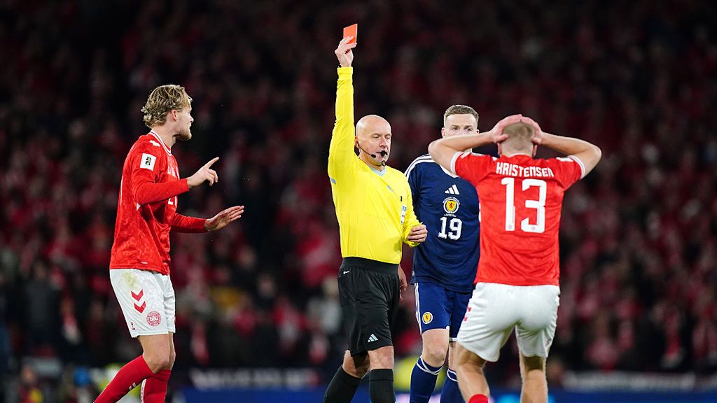 Getty Images / Jane Barlow/PA / Na zdjęciu od lewej: Morten Hjulmand, Szymon Marciniak i Rasmus Kristensen