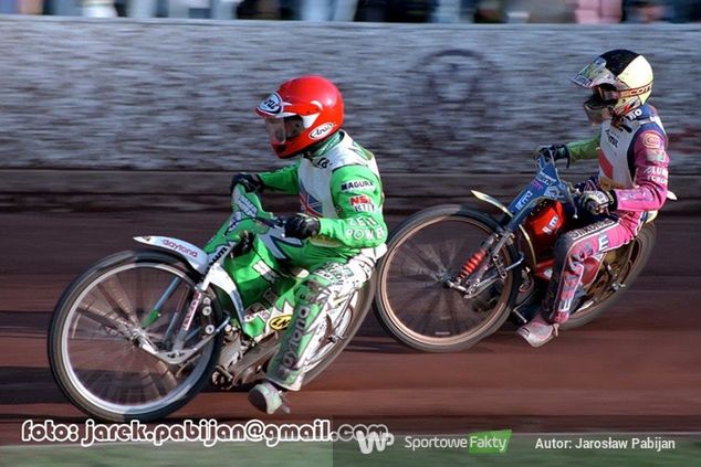 Simon Wigg w czerwonym kasku