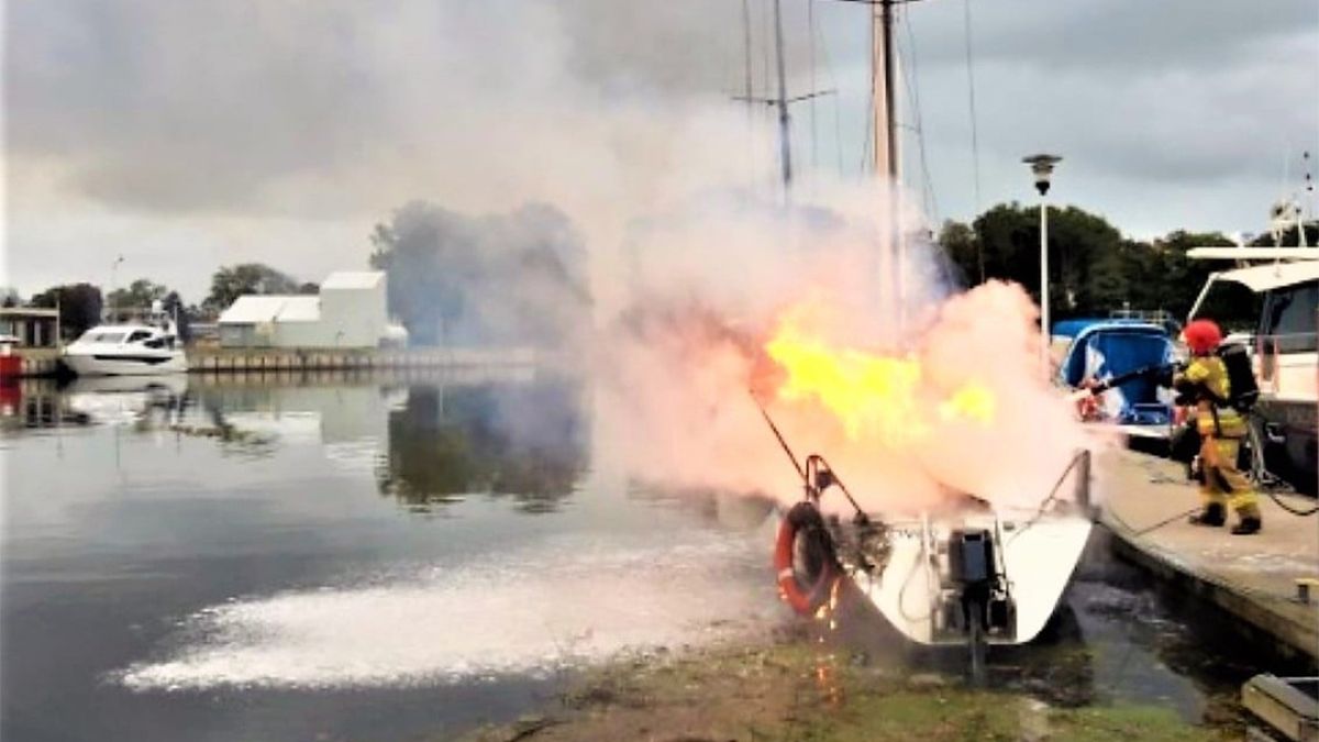 W Darłowie zazdrosna żona spaliła mężowi jacht