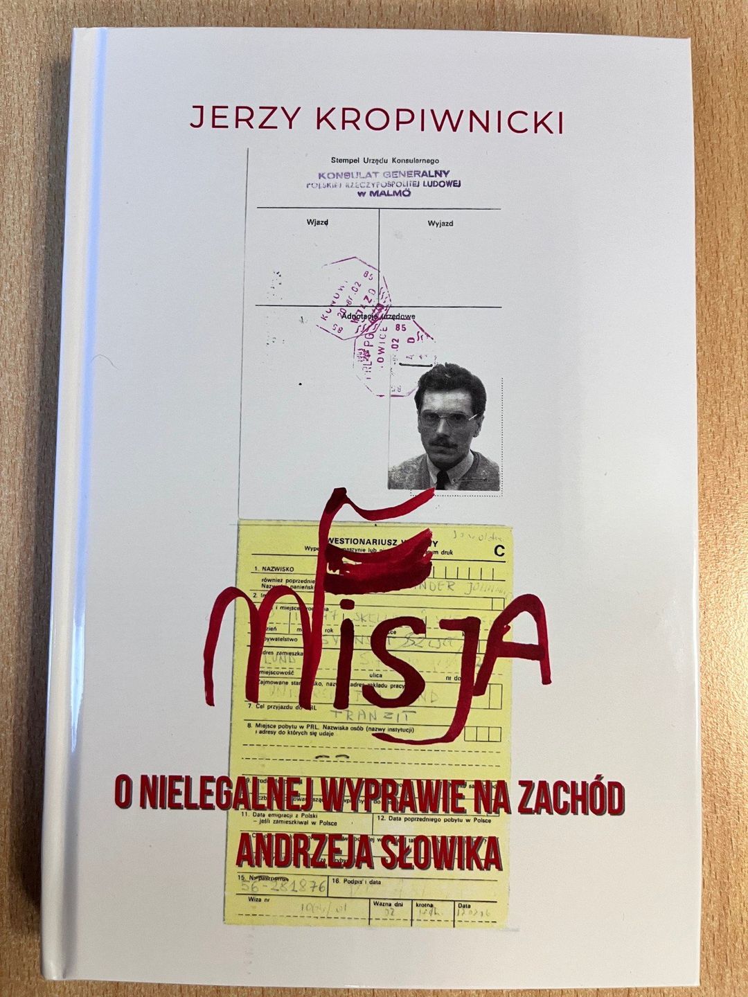 Jerzy Kropiwnicki podpisuje swoją nową książkę