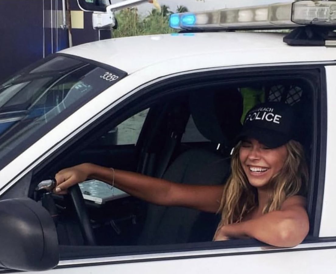 Sandra Kubicka w radiowozie