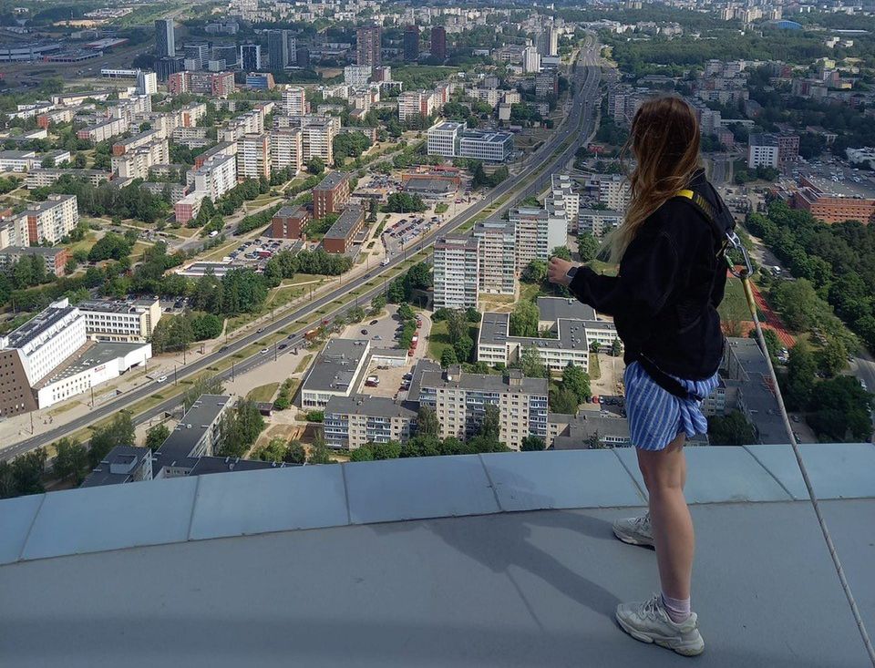 Spacer po platformie na wieży telewizyjnej w Wilnie 