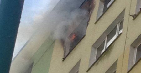 Pożar mieszkania w bloku przy Koryznowej. Poparzona kobieta w szpitalu (wideo)