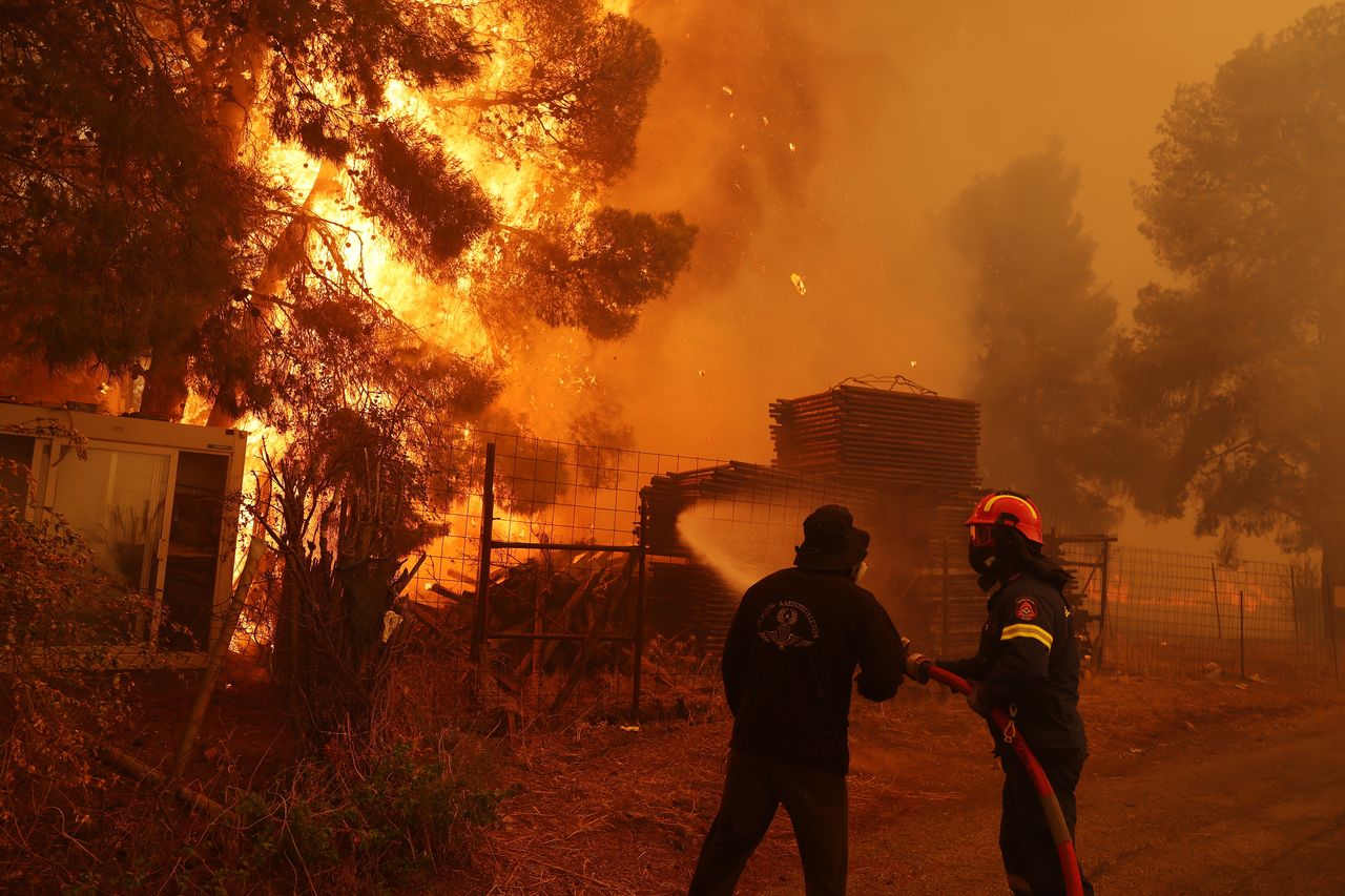 A major fire in Greece. Battling the blaze near Athens