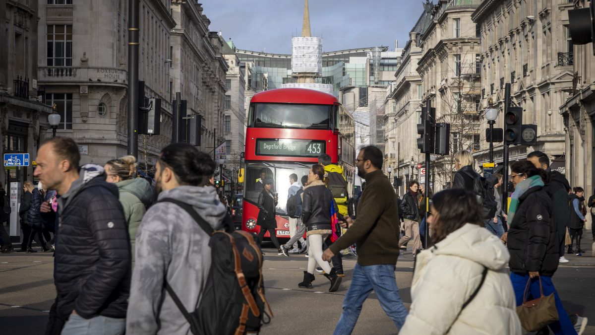 A bus waits at traffic lights as pedestrians cross the road at Oxford Circus diagonal crossing where Oxford Street meets Regent Street on the 24th of November 2022 in London, United Kingdom. (photo by Andrew Aitchison / In pictures via Getty Images)