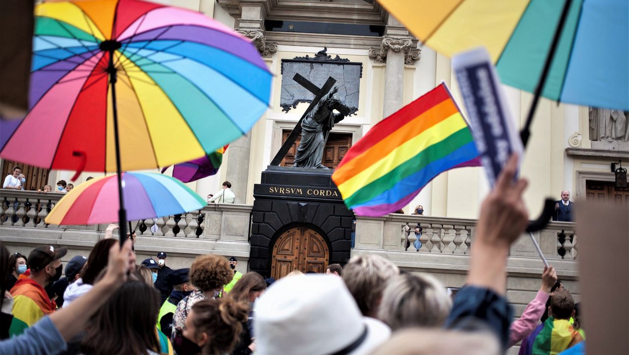 Dwa plemiona Polaków. Dzielą je nawet symbole