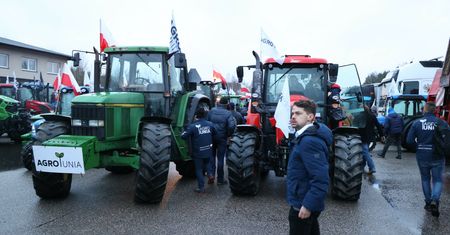 Ponad 100 traktorów jedzie do Warszawy. AgroUnia zaczyna protest