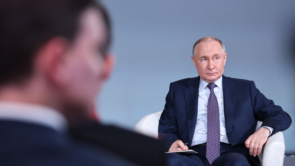 The Znaniye. Pervye (Knowledge: The First Ones) educational marathon
epa12065426 Russian President Vladimir Putin attends a meeting with participants of the Znaniye.Pervye (Knowledge: The First Ones) educational marathon at the Victory Museum on Poklonnaya Gora in Moscow, Russia, 30 April 2025.  EPA/ALEXANDER KAZAKOV/SPUTNIK/KREMLIN POOL 
Dostawca: PAP/EPA.
ALEXANDER KAZAKOV/SPUTNIK/KREMLIN POOL
putin