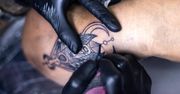 Kraków: Okradziona tatuatorka zobaczył sprawców w ogródku piwnym. Policja zatrzymała 8 osób