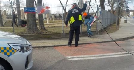 Warszawa. Dzieci podbiegły do strażników. Nie było chwili do stracenia