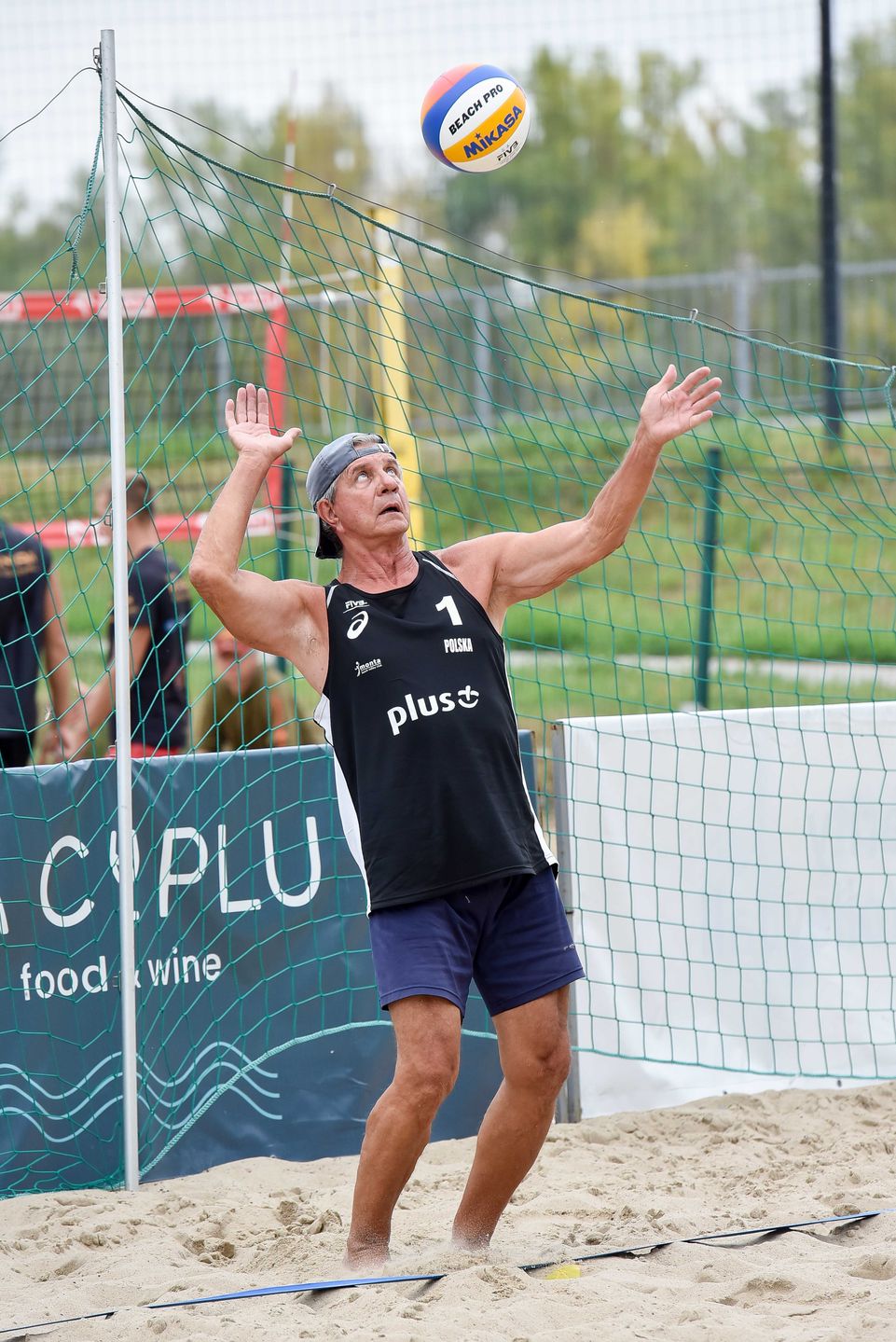 Zygmunt Chajzer gra w siatkówkę plażową