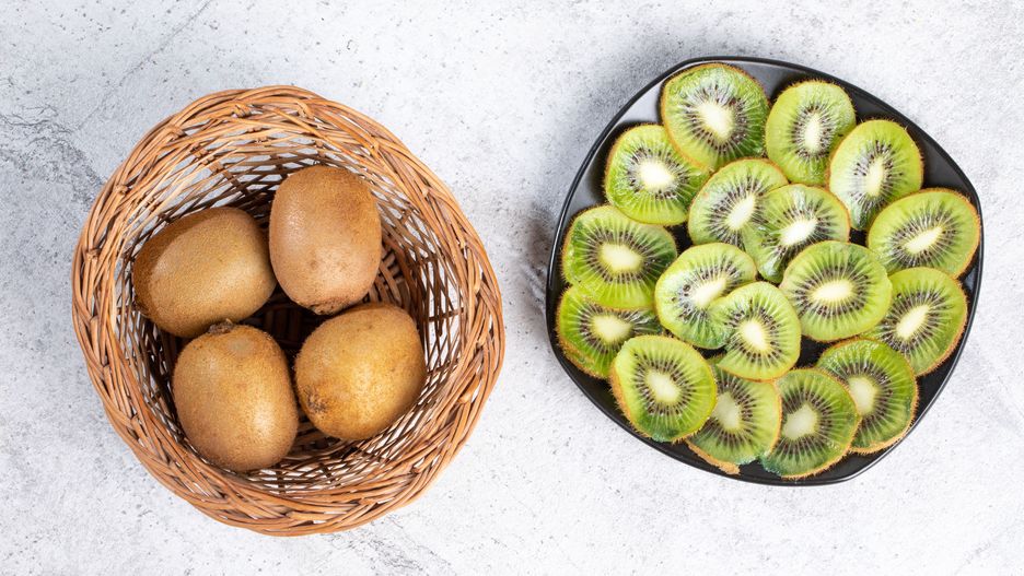 Kiwi w koszyczku i pokrojone w plasterki