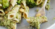 Penne z brokułami, orzechami i serem feta