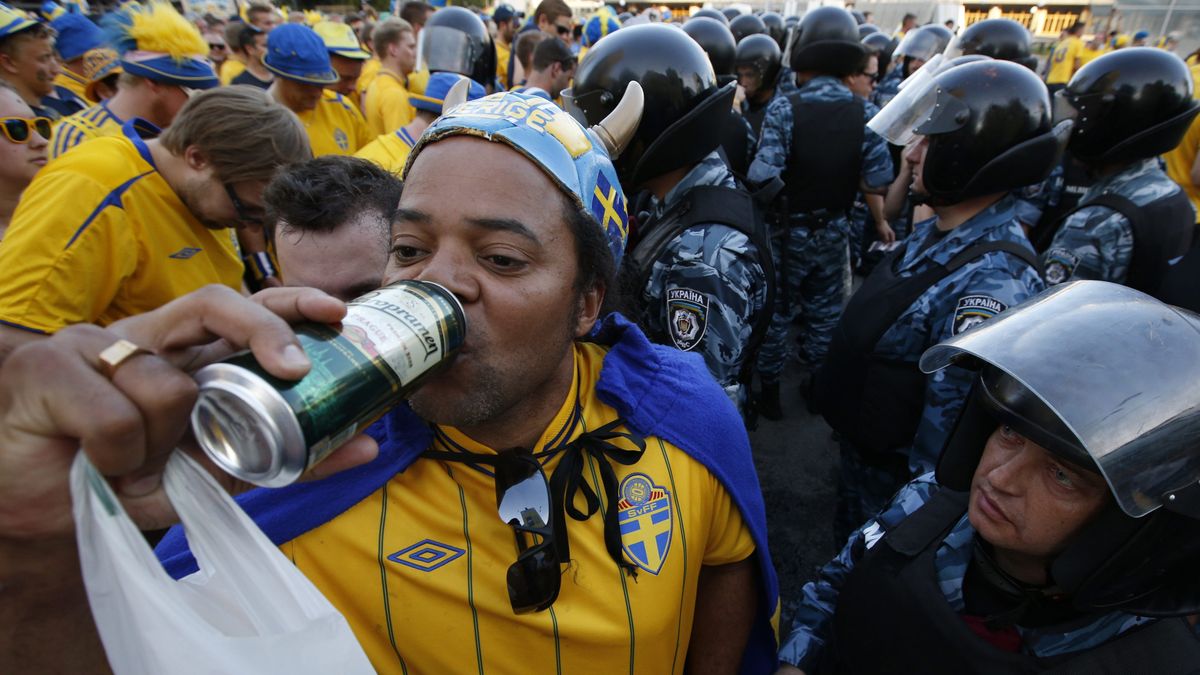 Szwedzcy kibice mają problem: przepisy nakażą im wyjście z knajp przed zakończeniem meczu z Hiszpanią.