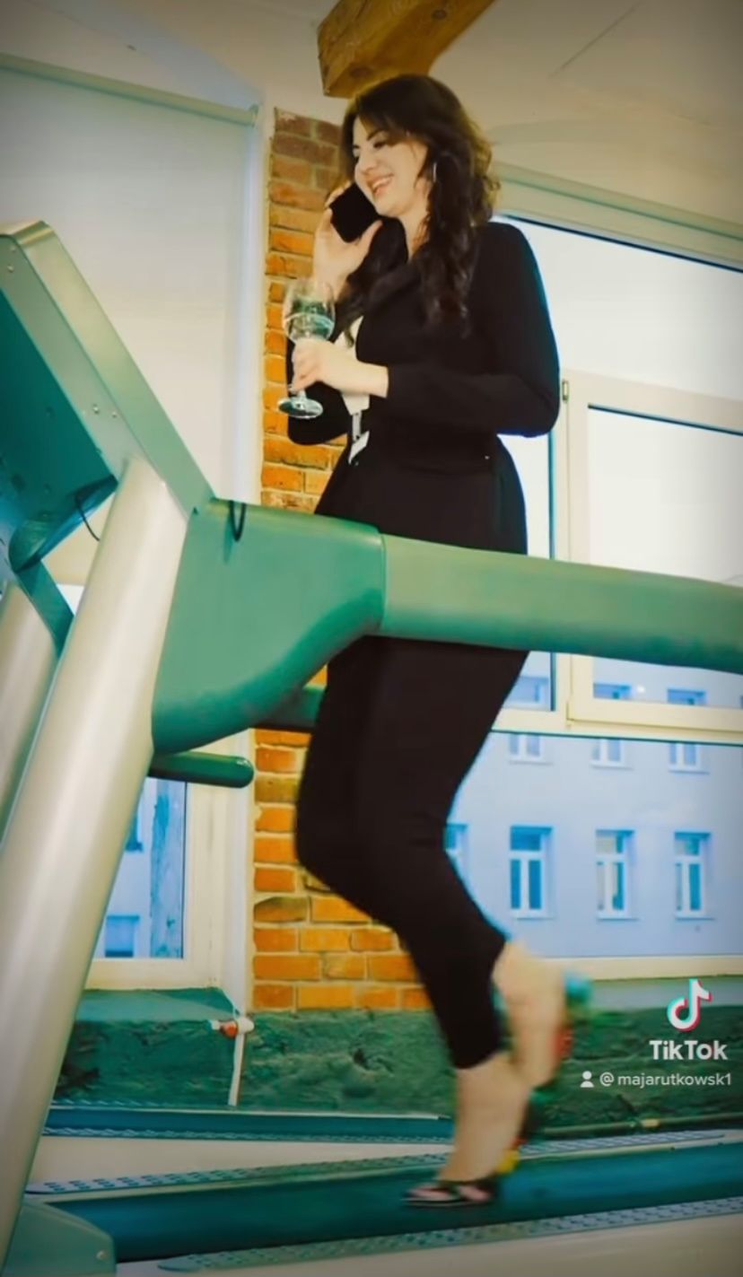 Maja Rutkowski na bieżni w szpilkach i garniturze