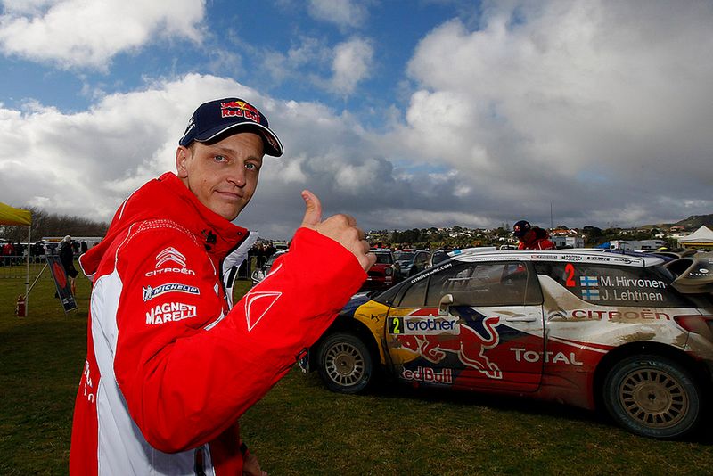 Kciuk w górę, ale mina jakaś nie taka (fot. best-of-rallylive.com)