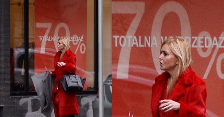 Monika Olejnik cała na czerwono, szaleje na wyprzedażach! (ZDJĘCIA)