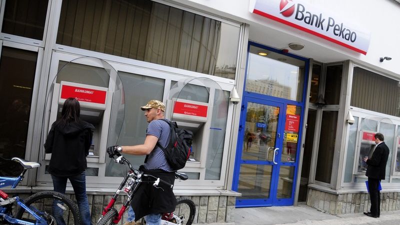 Bankowość Pekao przenosi się do internetu, ale nie ma mowy o rezygnacji z placówek