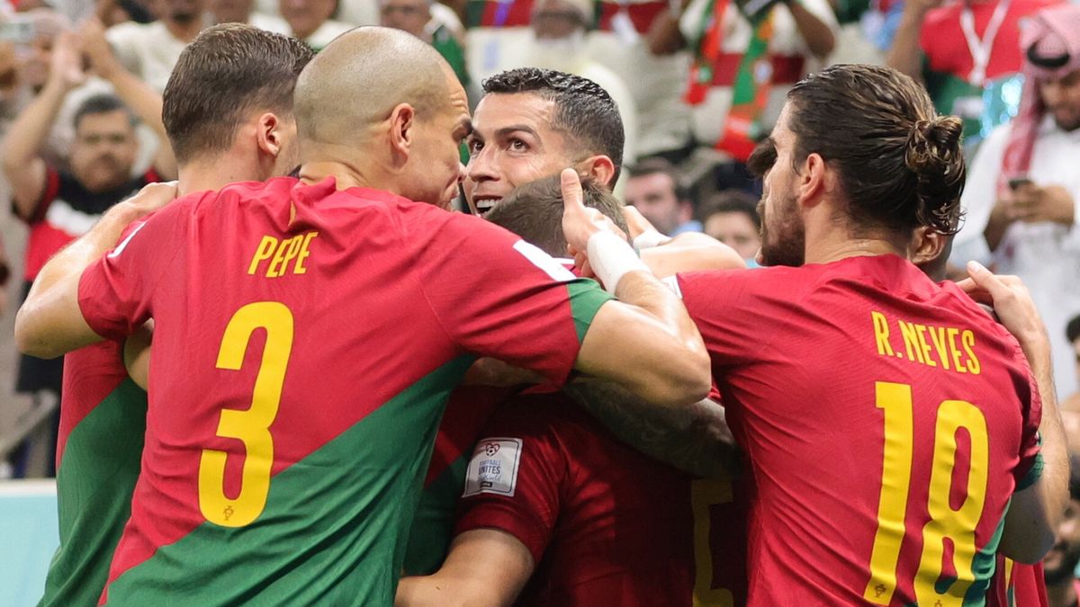 Zdjęcie okładkowe artykułu: PAP/EPA / Abir Sultan / Na zdjęciu: piłkarze reprezentacji Portugalii cieszą się z gola