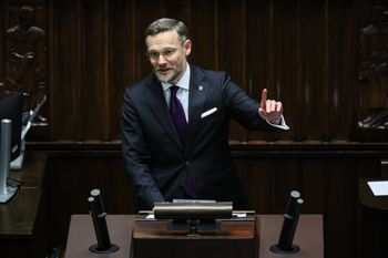 Nocny wpis człowieka Nawrockiego. W tle rządowe ustawy