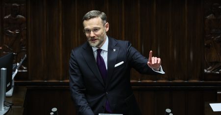 Nocny wpis człowieka Nawrockiego. W tle rządowe ustawy