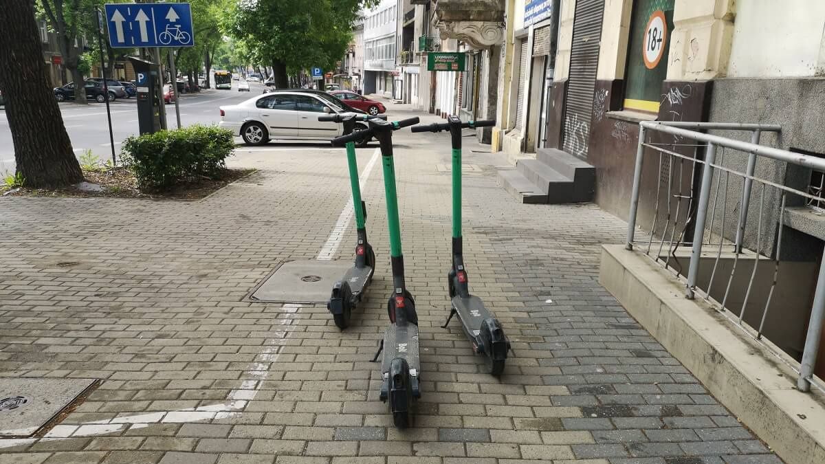 Hulajnogi zaparkowane na środku chodnika na ul. Zamojskiej