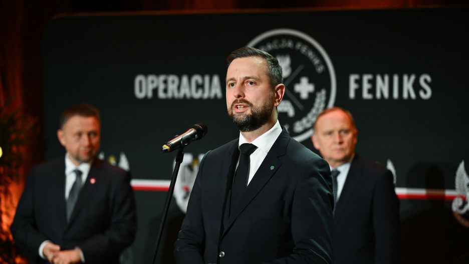 Wrocław, 18.12.2024. Wicepremier, szef MON Władysław Kosiniak-Kamysz (C) podczas spotkania przedświątecznego z żołnierzami OPERACJI FENIKS, 18 bm. w Hali Stulecia we Wrocławiu. (ad) PAP/Maciej Kulczyński