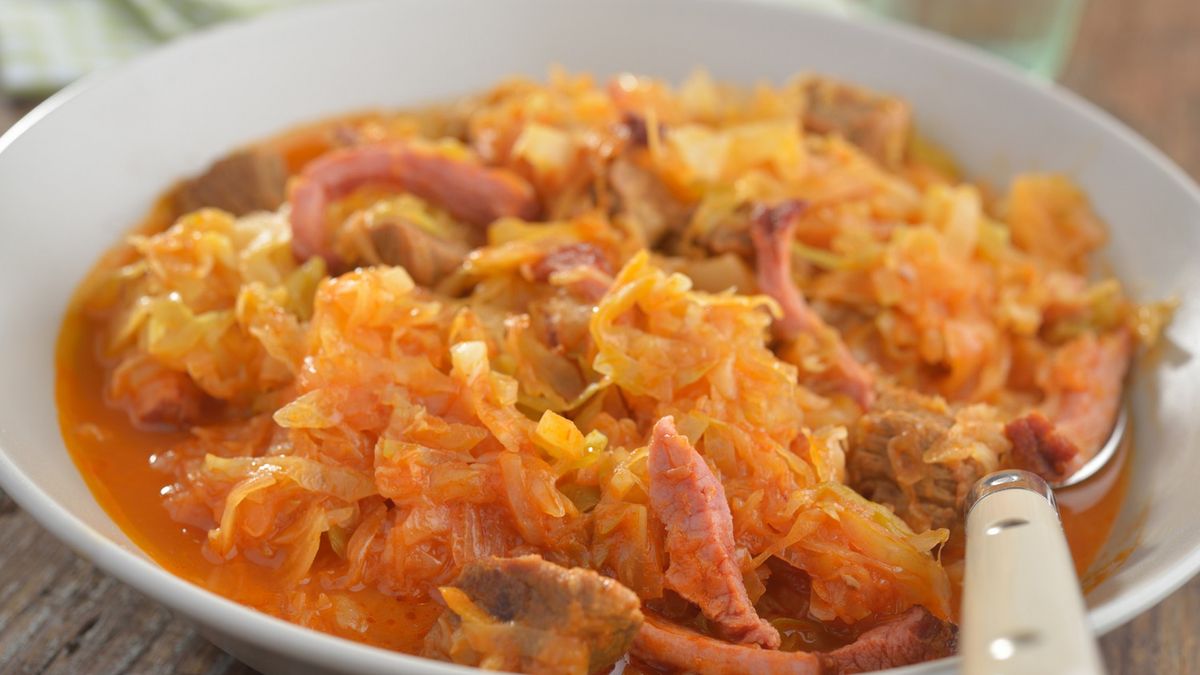 Bigos z młodej kapusty