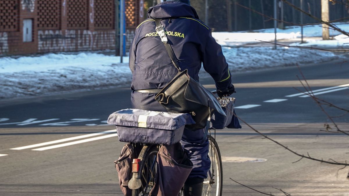 Reporter archiwum 2026 01
19.01.2026 Lodz. Poczta polska na skraju bankructwa otrzymala dofinansowanie od rzadu. Mimo tego byly grupowe zwolnienia, podwyzki uslug, restrukturyzacja. N/z listonosz na rowerze przy mrozie okolo -10 stopni celsjusza. Fot. Piotr Kamionka/REPORTER
Piotr Kamionka/REPORTER