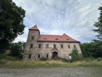 Jelenia Góra: Renesansowy Dwór Czarne nadal niedostępny dla turystów. Trwa batalia o odzyskanie obiektu z XVI wieku! [ZDJĘCIA]