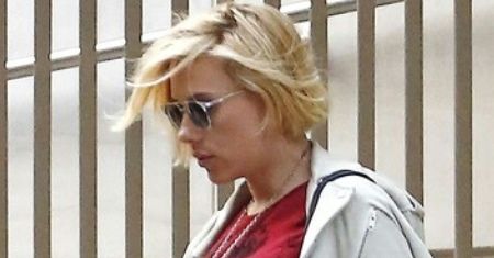 ''Pod skórą'': Scarlett Johansson pokazała ciążowy brzuszek!