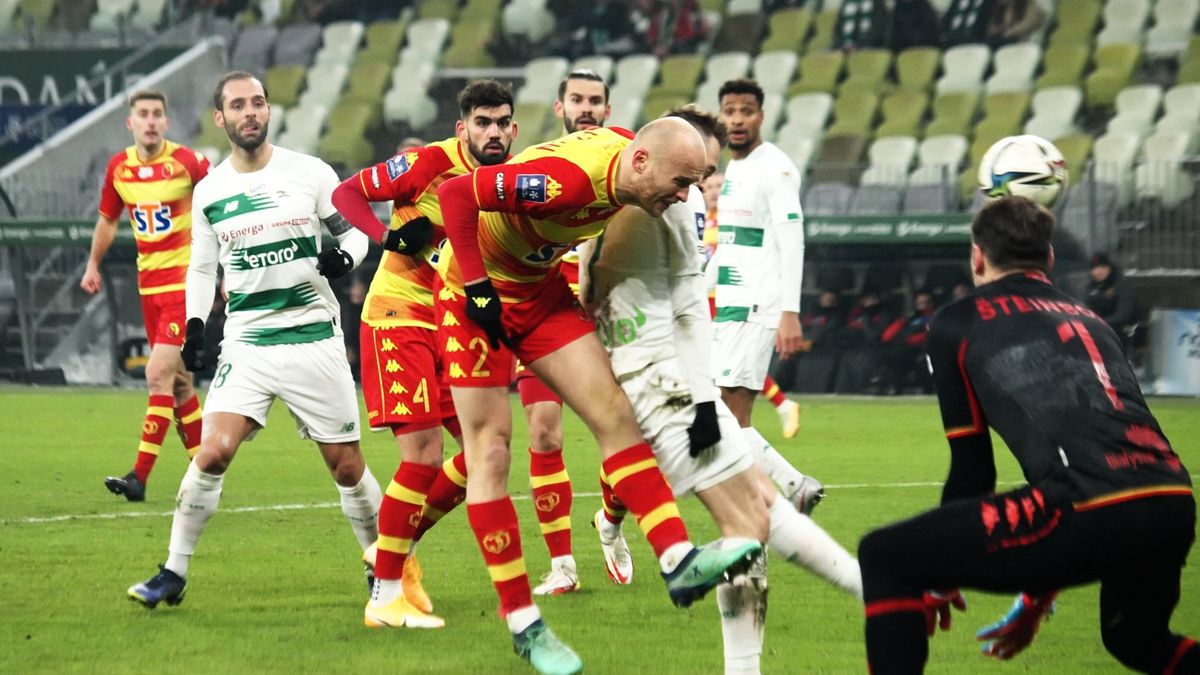 Michał Pazdan wybija piłkę we własnym polu karnym w meczu przeciwko Lechii Gdańsk