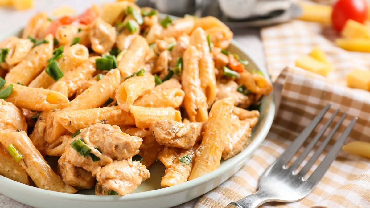 Szybki makaron z kurczakiem. Idealny, gdy po pracy nie masz czasu i siły na gotowanie