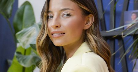 Julia Wieniawa kręci biodrami w bikini swojej marki. Zachęca do zakupu?