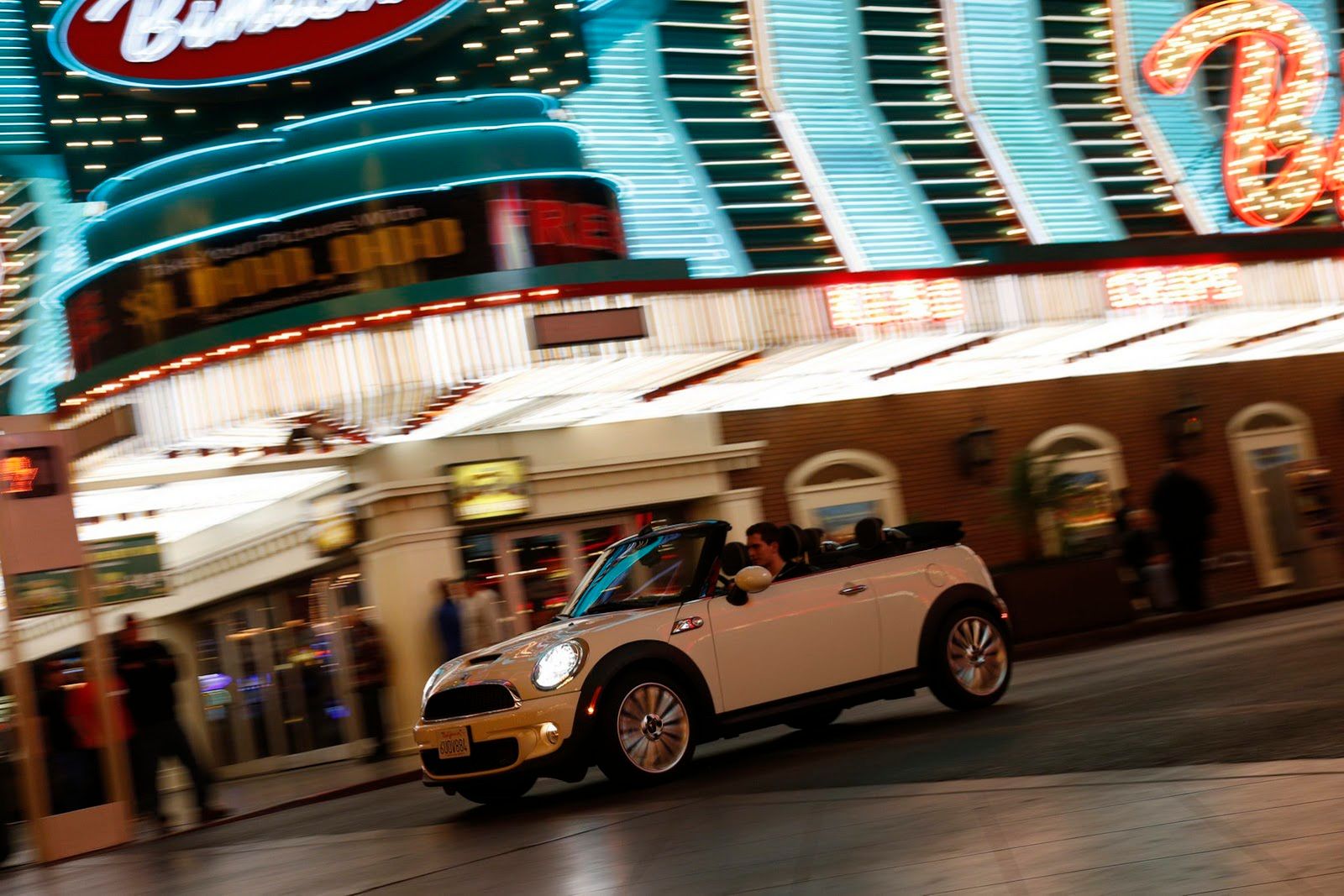 Galeria Mini jako celebracja sprzedaży półmilionowego egzemplarza w USA 190