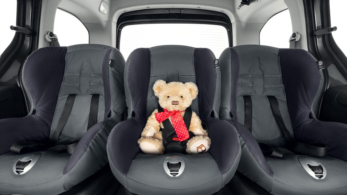 Trzy foteliki w jednym rzędzie to komfortowe rozwiązanie