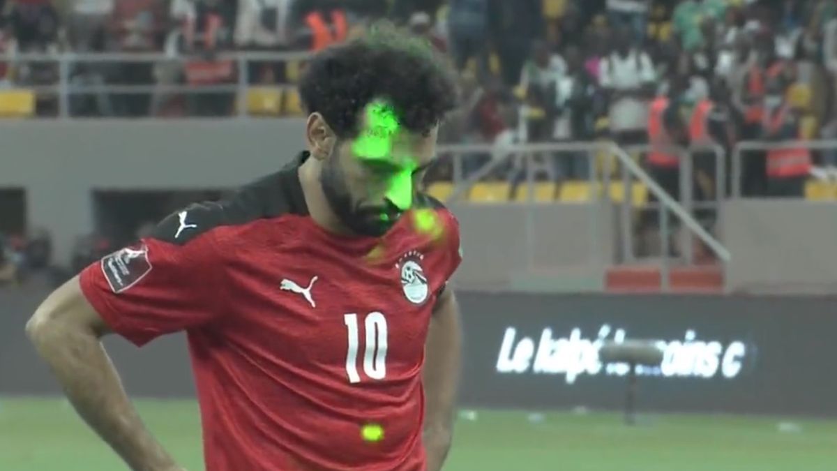 Mohamed Salah podczas wykonywania rzutu karnego w meczu el do MŚ Senegal - Egipt