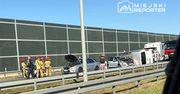 Baranów: Zderzenie 4 pojazdów na autostradzie A2. Bus dachował. Ruch zablokowany