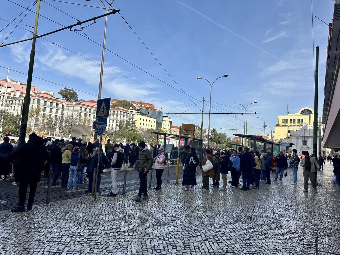 Kolejki do tramwaju potrafią być gigantyczne