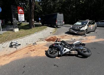 Julinek: Zderzenie motocyklisty z autem przewozu osób
