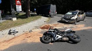 Julinek: Zderzenie motocyklisty z autem przewozu osób