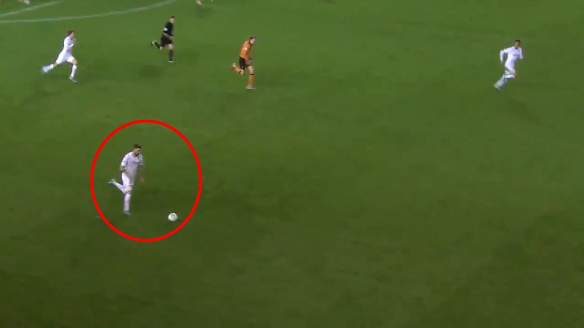 Zdjęcie okładkowe artykułu: Twitter / twitter.com/LUFC/ / Mateusz Klich rusza z kontrą Leeds United w meczu z Hull City