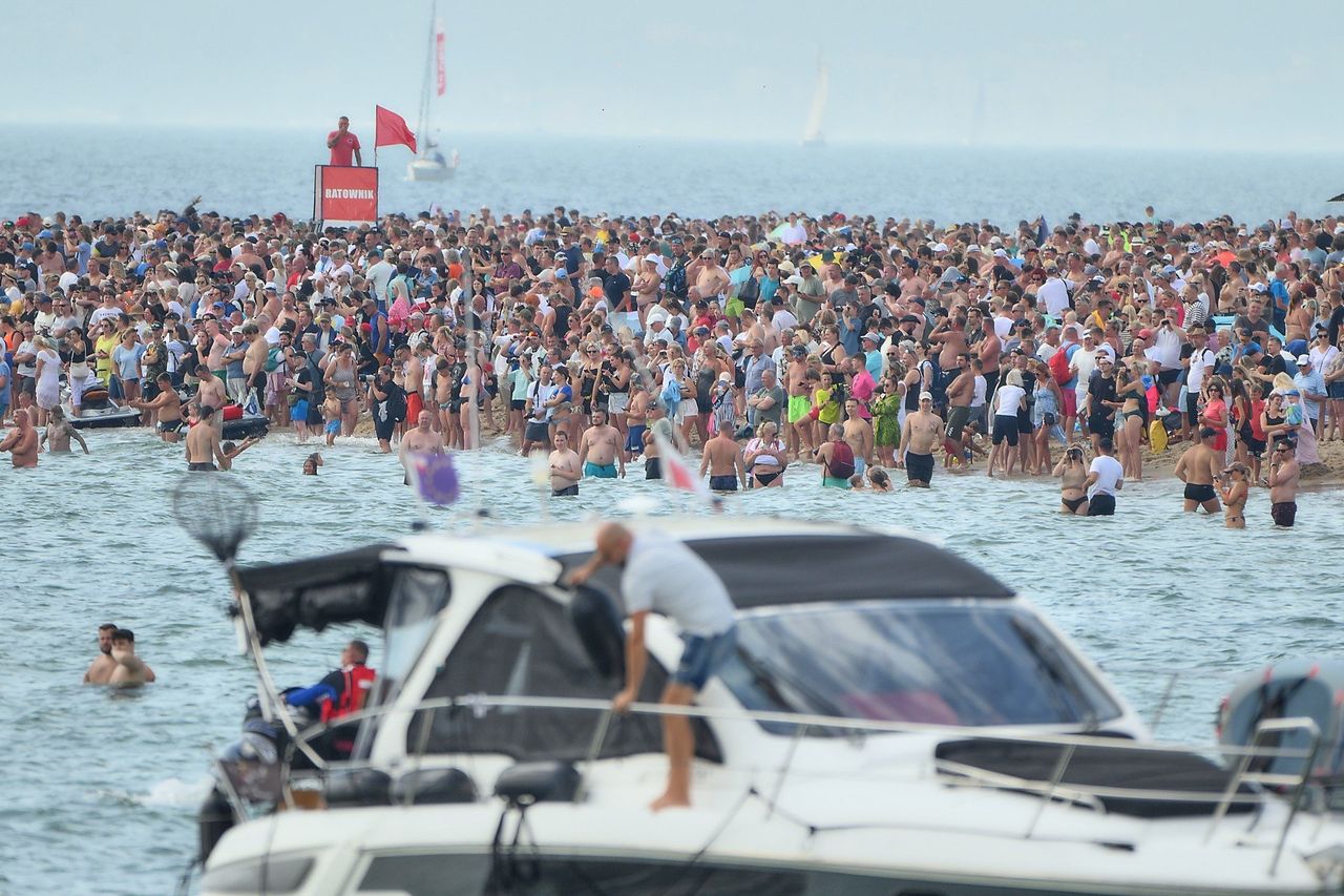 Hel: Cypel helski zalany widzami, a w wodzie trybuny z jachtów. Tak wypatrywano okrętów Marynarki Wojennej