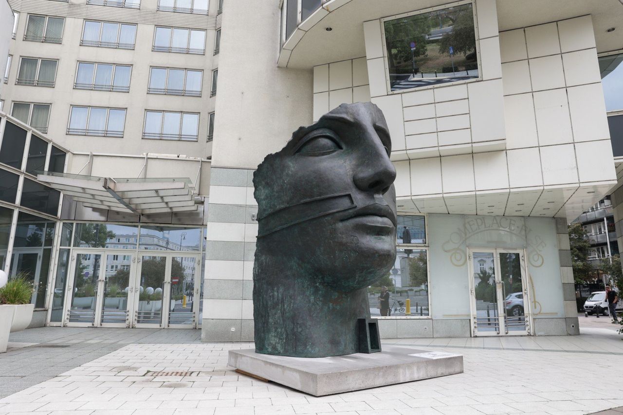 Warszawa: Monumentalna rzeźba Igora Mitoraja. "Tindaro" stanął na placu Trzech Krzyży