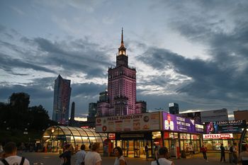 Warszawa: 70. urodziny Pałacu Kultury. Tort i nocne zwiedzanie