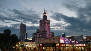 Warszawa: 70. urodziny Pałacu Kultury. Tort i nocne zwiedzanie