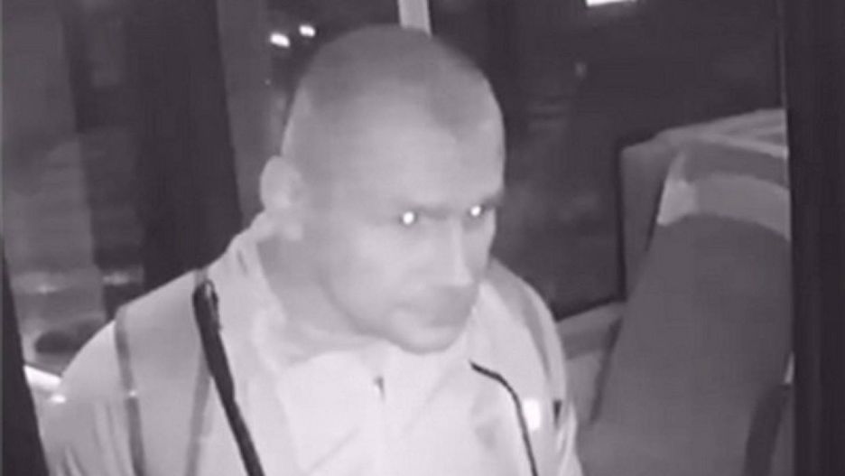 Policja szuka mężczyzny, który zaatakował kierowcę autobusu